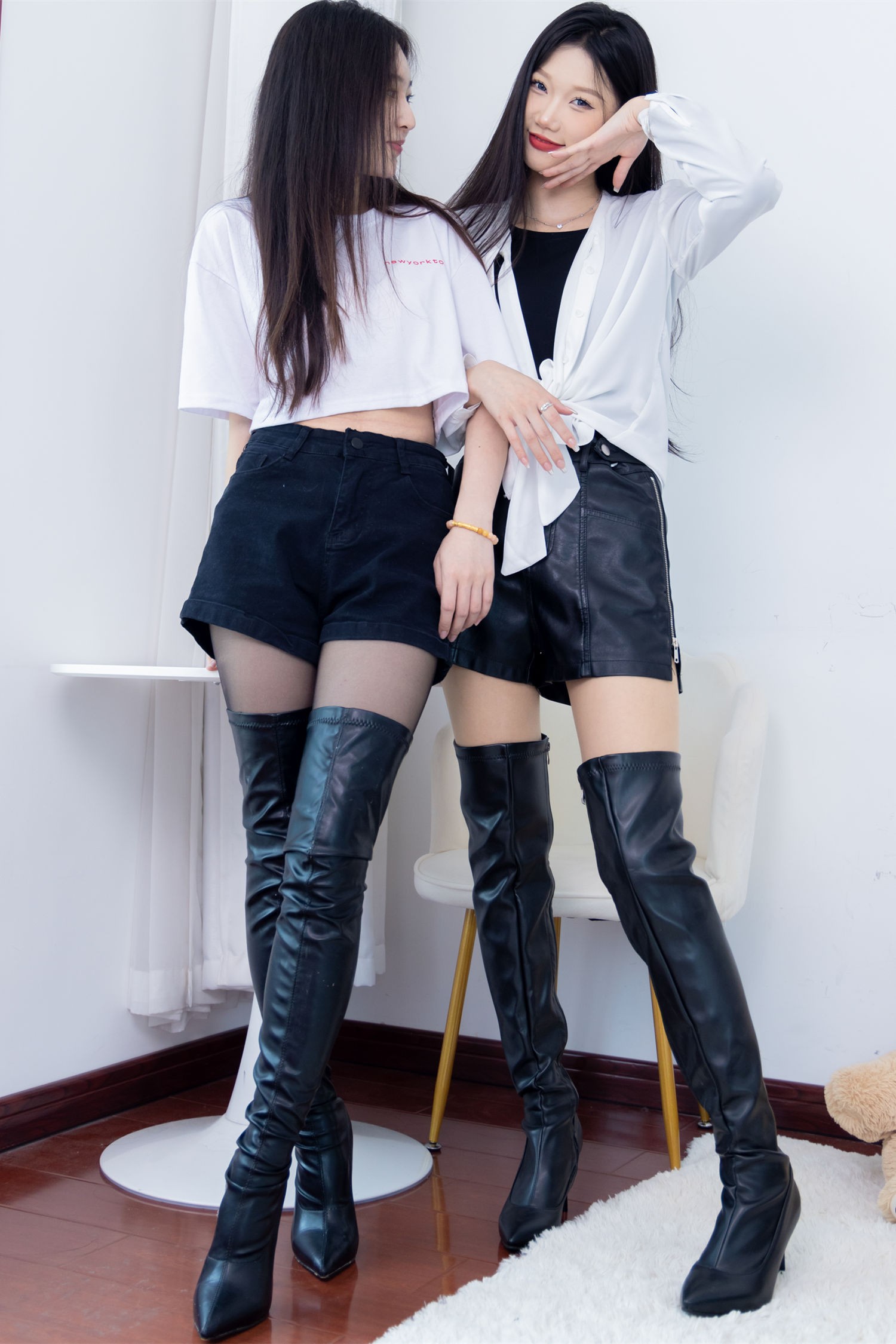 物恋传媒美少女丝袜美脚写真小竹&美兔双声花 (1)